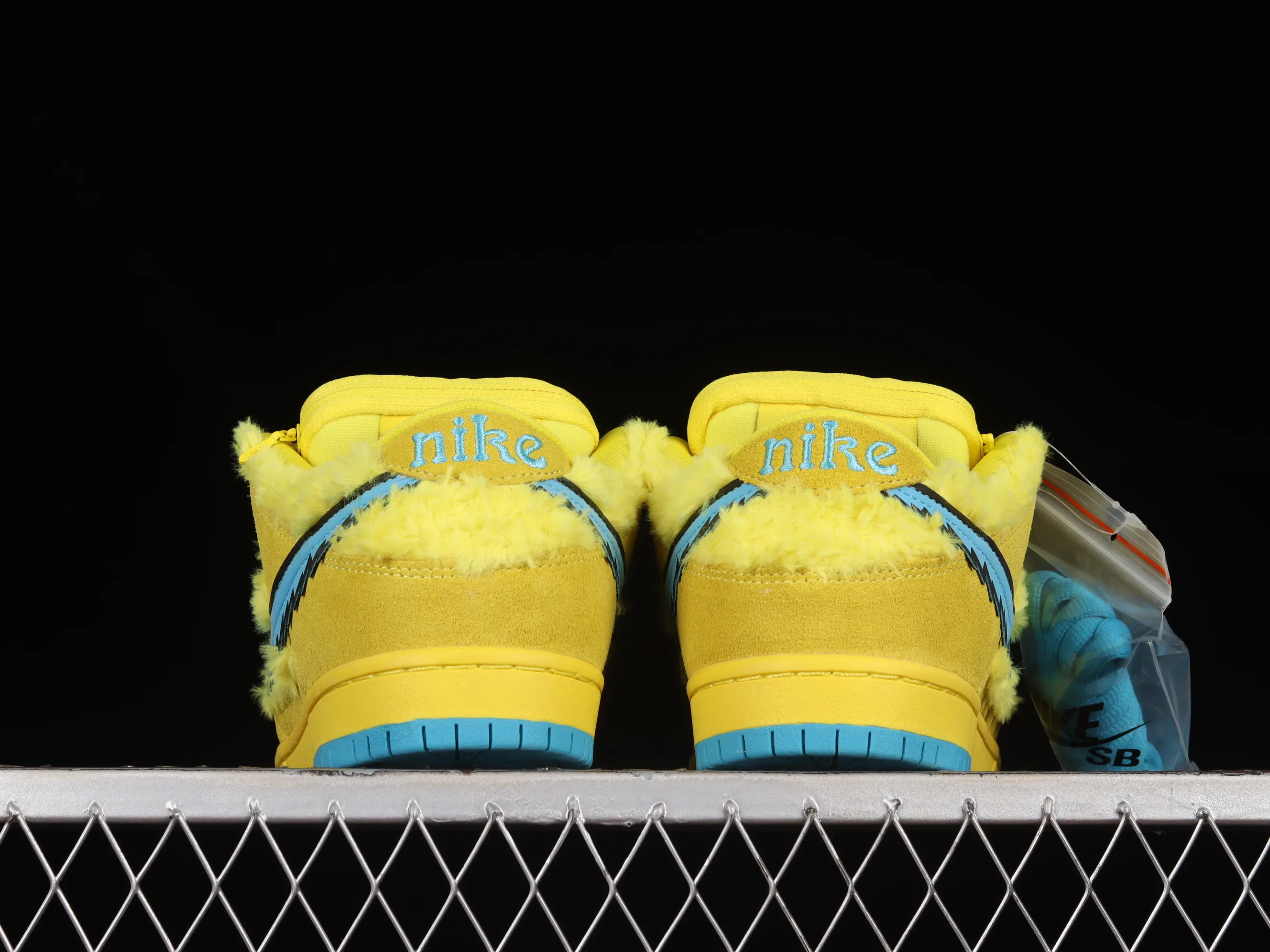 All categories Nk SB Dunk Series Nk SB Dunk Low low-top sneakers OG version Grateful Dead x Nk SB Dunk Low "Yellow Bear" joint model yellow and blue bear sports skateboard shoes CJ5378-700